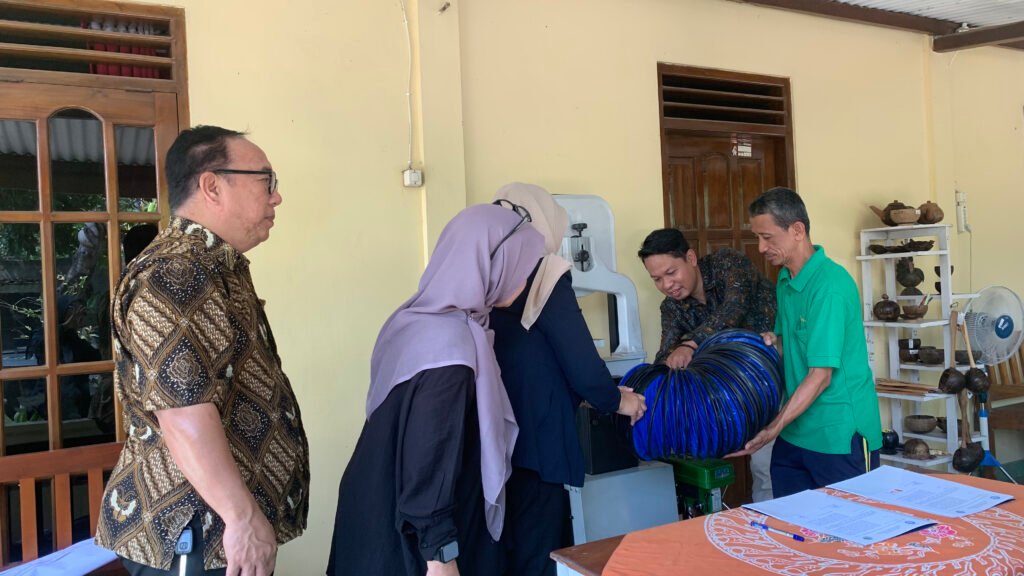 Mekar Asri Craft Resmi Menerima Hibah Kemendiktisaintek Tahun 2025 untuk Pengembangan Perajin Batok Kelapa img 6903