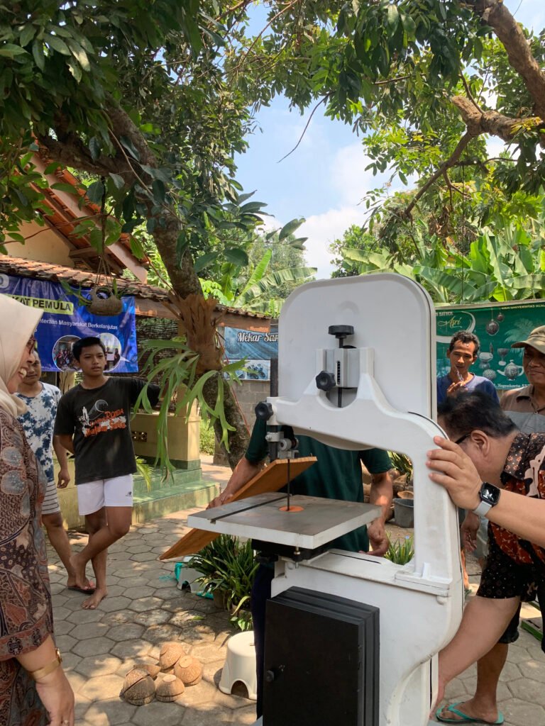 Mekar Asri Craft Resmi Menerima Hibah Kemendiktisaintek Tahun 2025 untuk Pengembangan Perajin Batok Kelapa img 6946